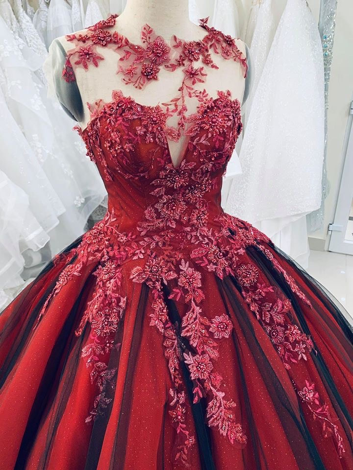 Luxury / Gorgeous Red Bridal Wedding Dresses 2023 Ball Gown See-through  Scoop Neck Long Sleeve Backless Heart-shaped Flower Appliques Lace Chapel  Train Ruffle