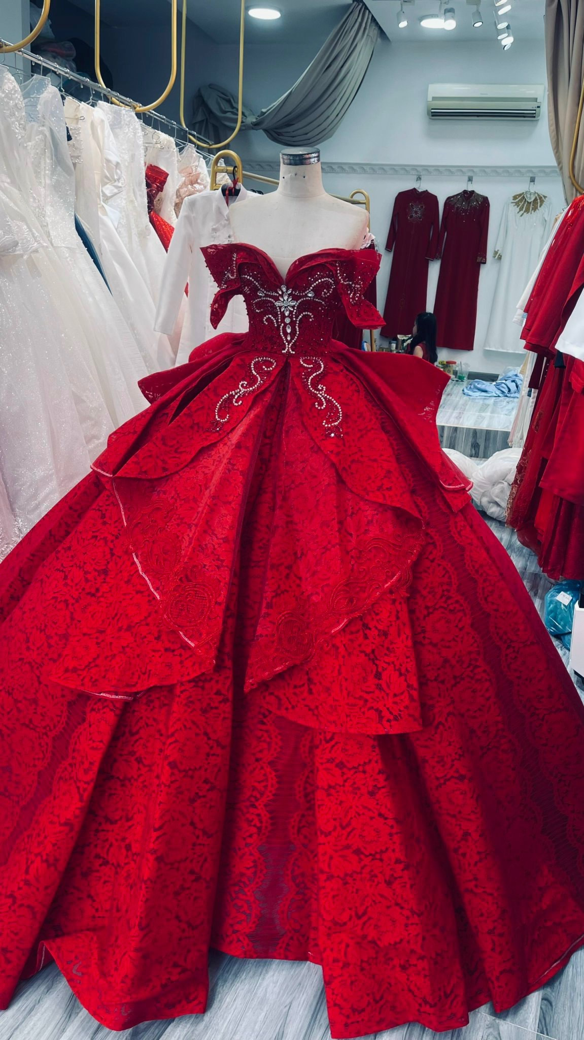 Red Color off-Shoulder Pretty Bridal Wedding Gown - China Bridal Wedding  Gown and Ball Gown Wedding Dress price | Made-in-China.com