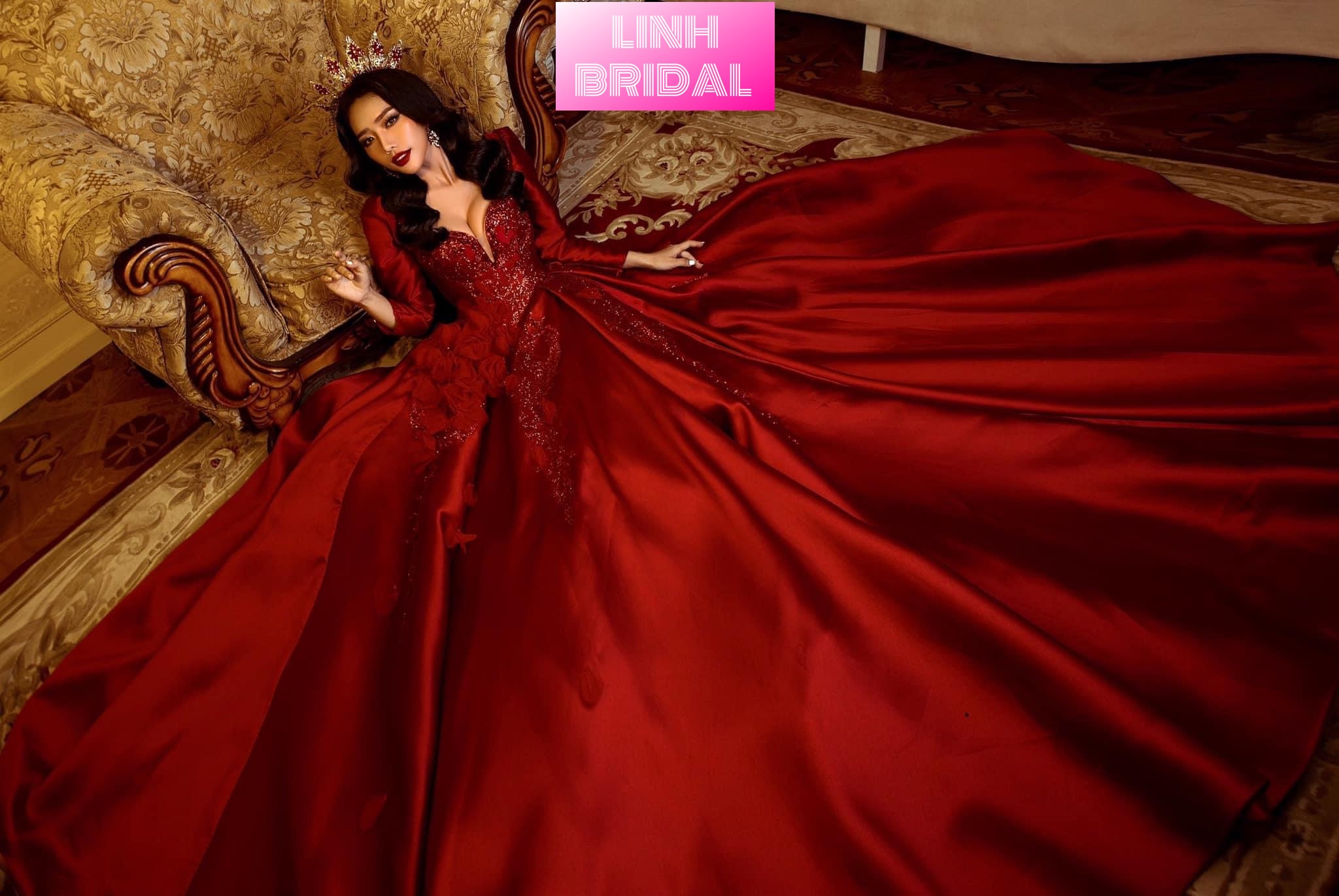 spray akademisk golf Extravagant red satin ball gown wedding/prom dress with red flower and  glitter details