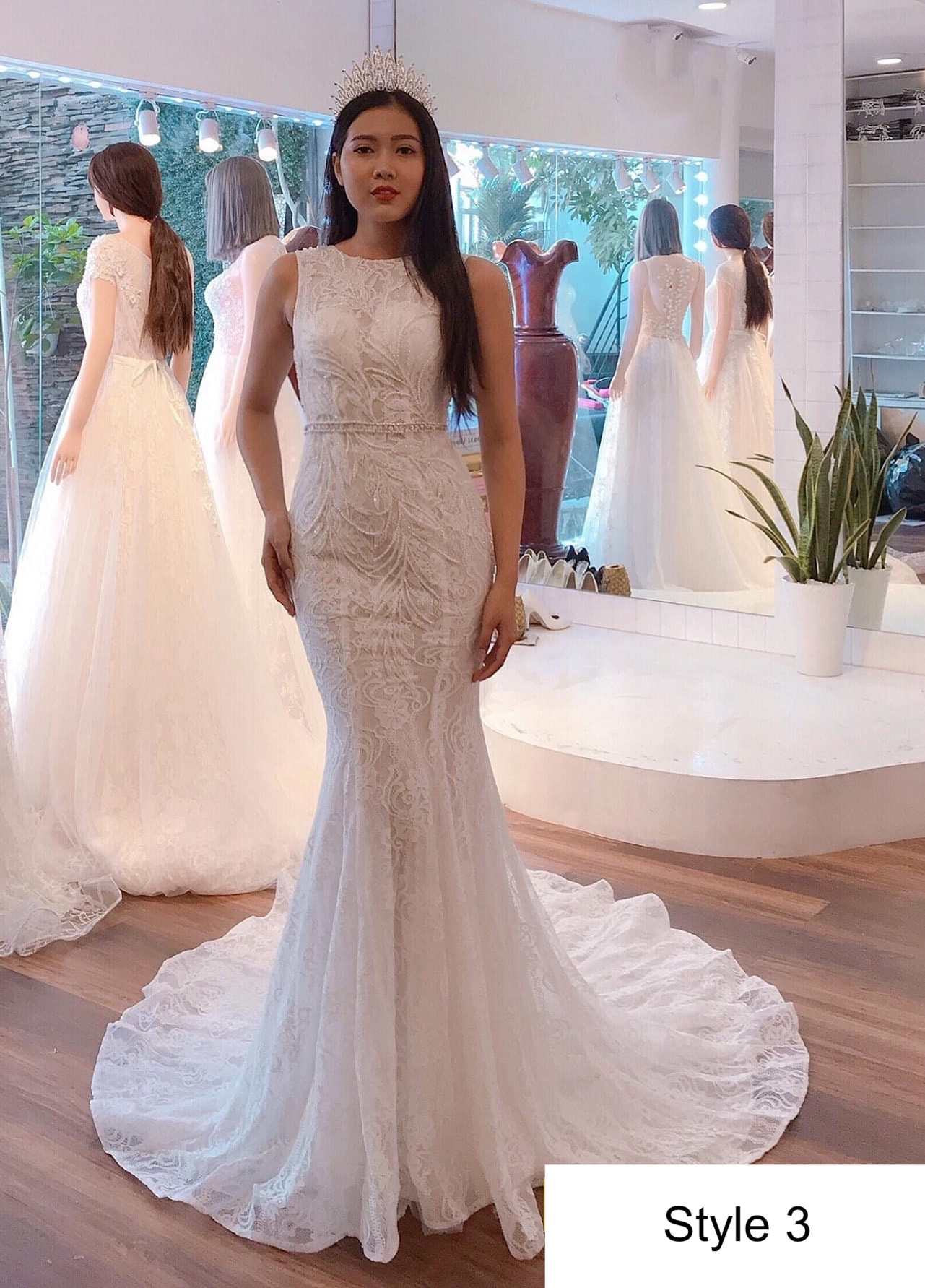 Summery sleeveless white lace mermaid wedding dress with