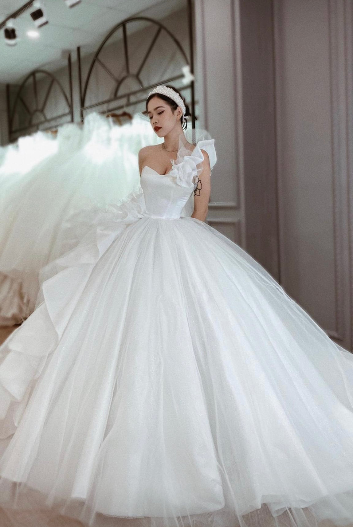 Romantic simple white tulle ball gown wedding dress with ruffled ...