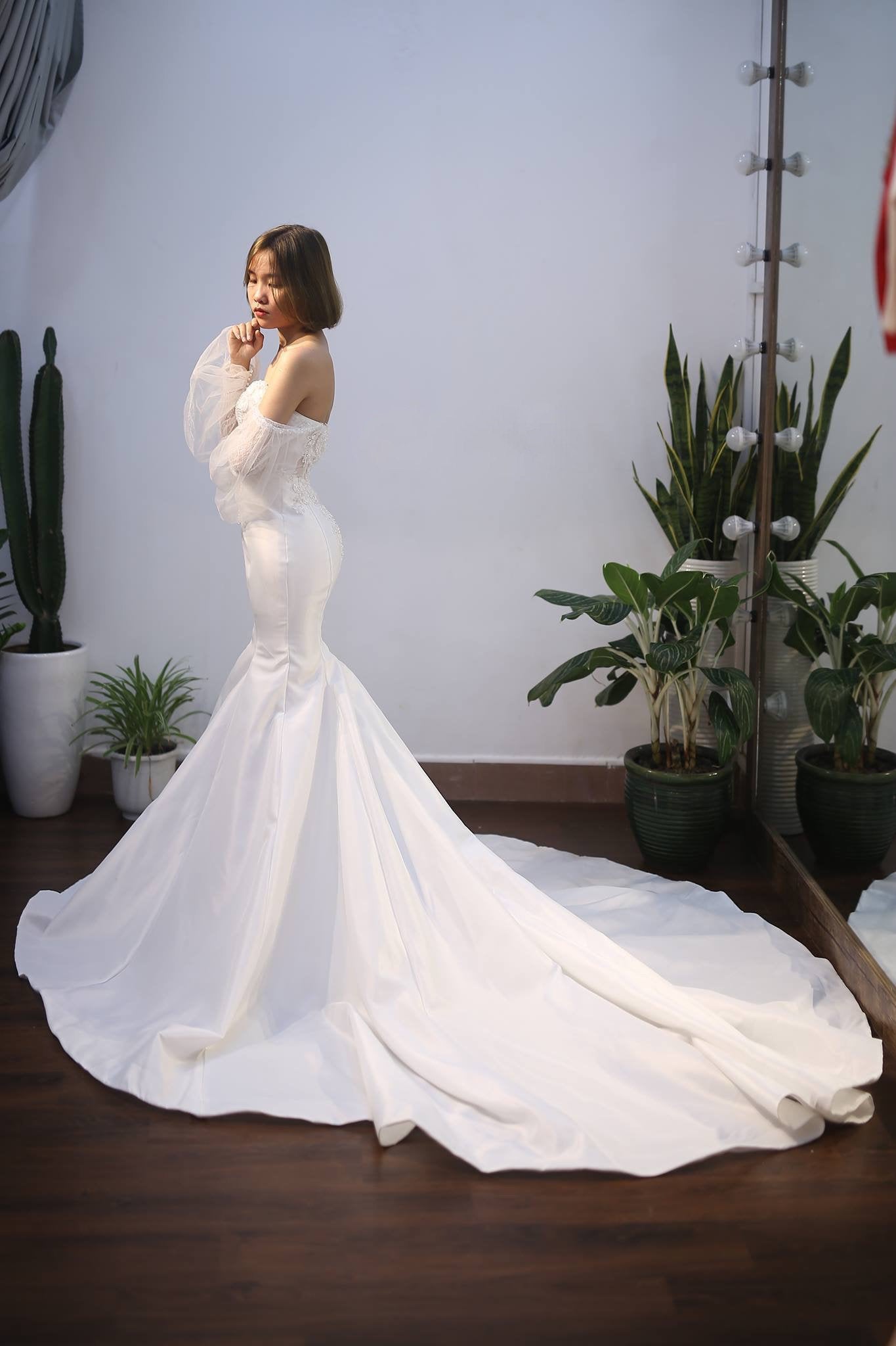 White satin trumpet wedding dress with puffy long sleeves